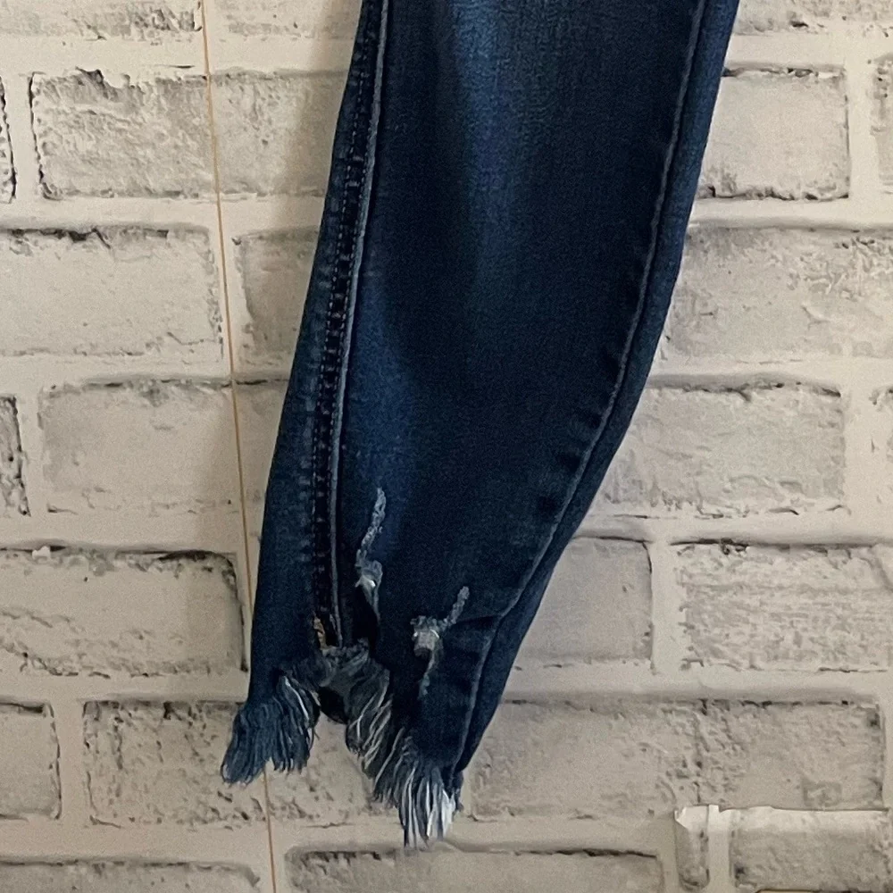 Women’s KanCan medium/dark wash distressed shark bite skinny jeans 5/26 - Picture 4 of 5